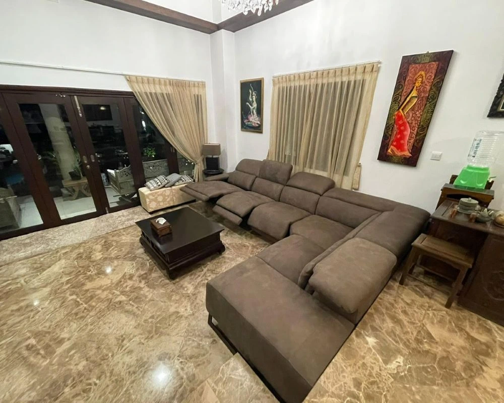 A picture of a sofa purchased by Pappi Black from Colzani